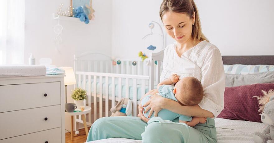 Výživa během kojení: které potraviny prospívají a kterým se vyhýbat?